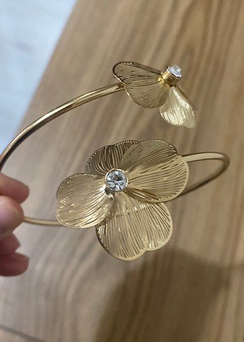Altın Renkli Çiçek Desenli Kadın Bileklik - Görsel 3