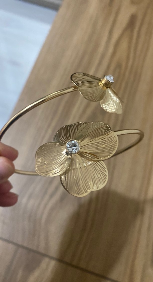 Altın Renkli Çiçek Desenli Kadın Bileklik - Görsel 3