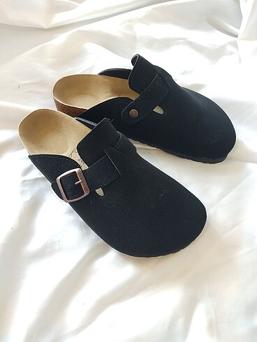 Birkenstock İştin ev terliği farklı renkleri mevcuttur