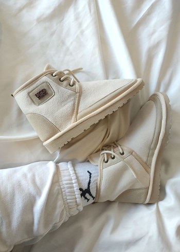 Ugg bağcıklı bot 

Ugg logosu mevcut - Görsel 2