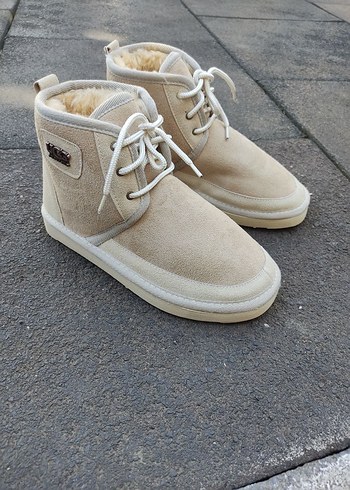 Ugg bağcıklı bot 

Ugg logosu mevcut - Görsel 6