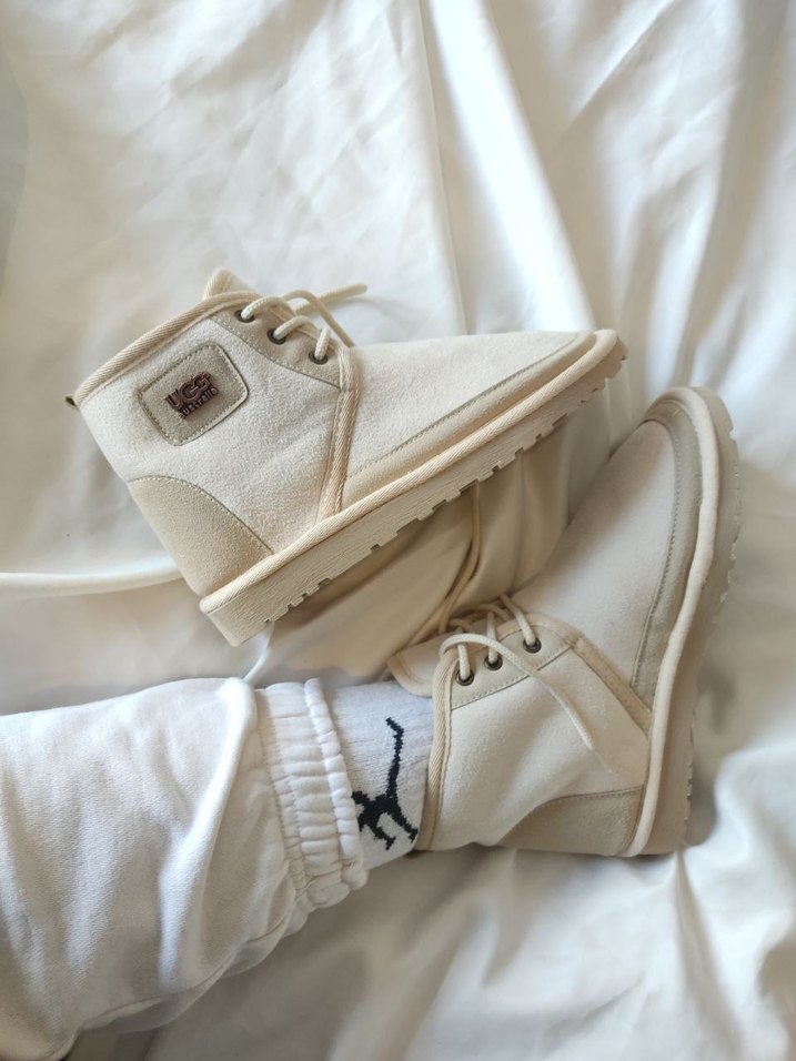 Ugg bağcıklı bot 

Ugg logosu mevcut - Görsel 2