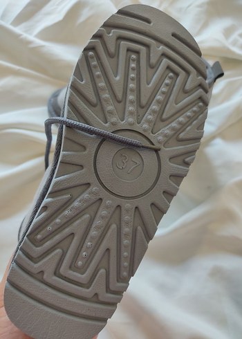 Ugg bağcıklı bot 

Ugg logosu mevcut 

Tam kalıp 
Kutusuz - Görsel 4