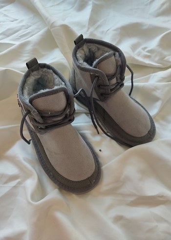 Ugg bağcıklı bot 

Ugg logosu mevcut 

Tam kalıp 
Kutusuz - Görsel 7