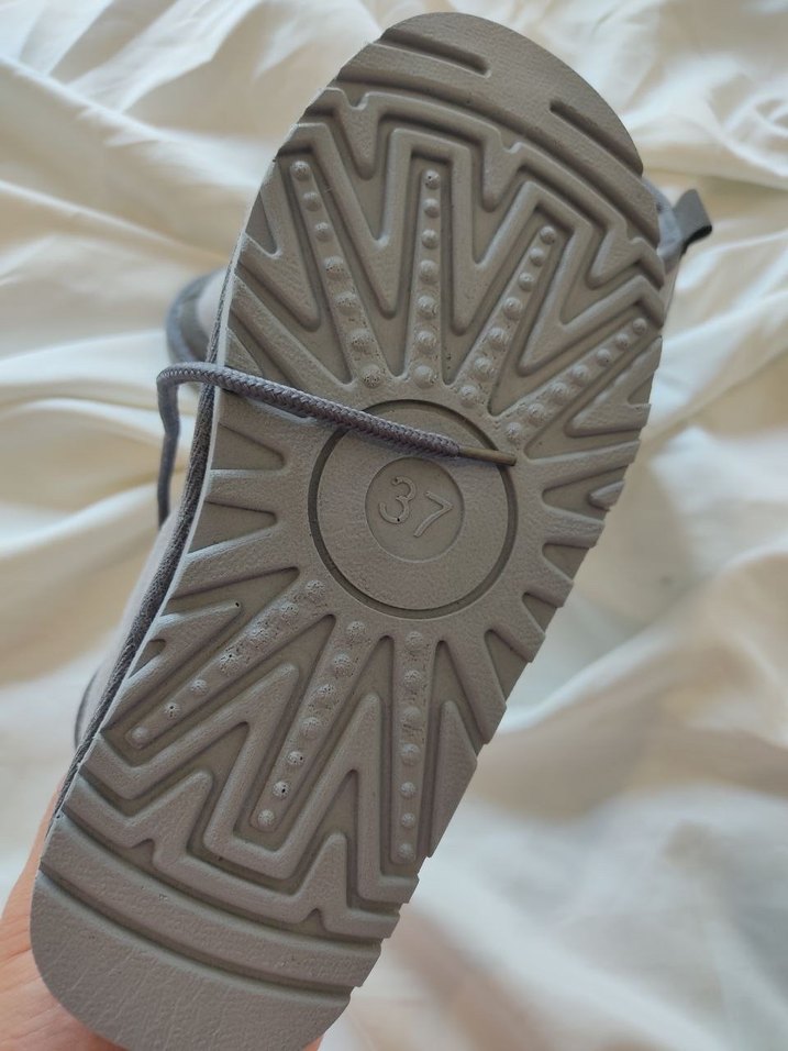 Ugg bağcıklı bot 

Ugg logosu mevcut 

Tam kalıp 
Kutusuz - Görsel 4