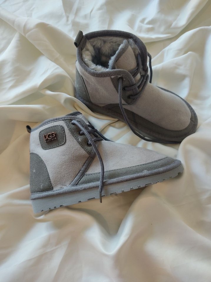 Ugg bağcıklı bot 

Ugg logosu mevcut 

Tam kalıp 
Kutusuz - Görsel 3