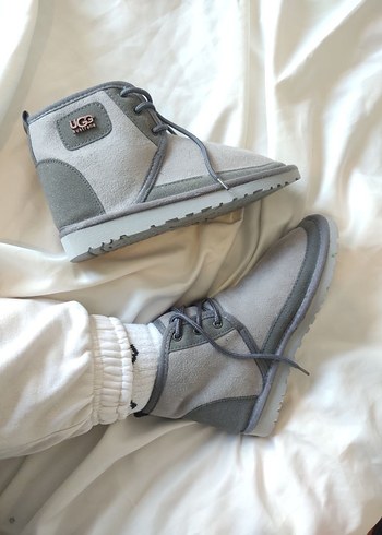 Ugg bağcıklı bot 

Ugg logosu mevcut 

Tam kalıp - Görsel 7