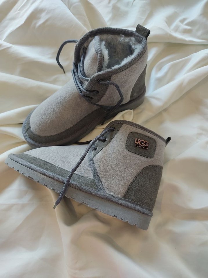 Ugg bağcıklı bot 

Ugg logosu mevcut 

Tam kalıp - Görsel 2