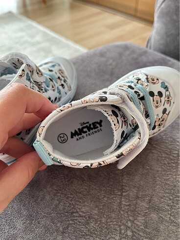 23 Beden beyaz Renk Mickey ayakkabı