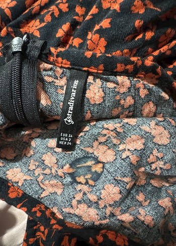 Stradivarius Düğmeli Kırmızı Çiçek Desenli Uzun Midi Etek
