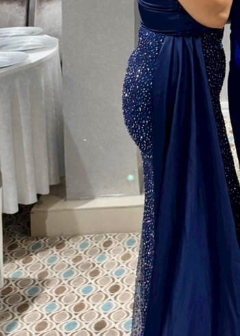 Lacivert taşlı yandan kuyruğu olan  Uzun Abiye Elbise - Görsel 3