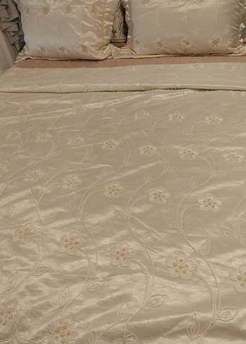 İşlemeli Parlak Beyaz Yatak Örtüsü - Görsel 3