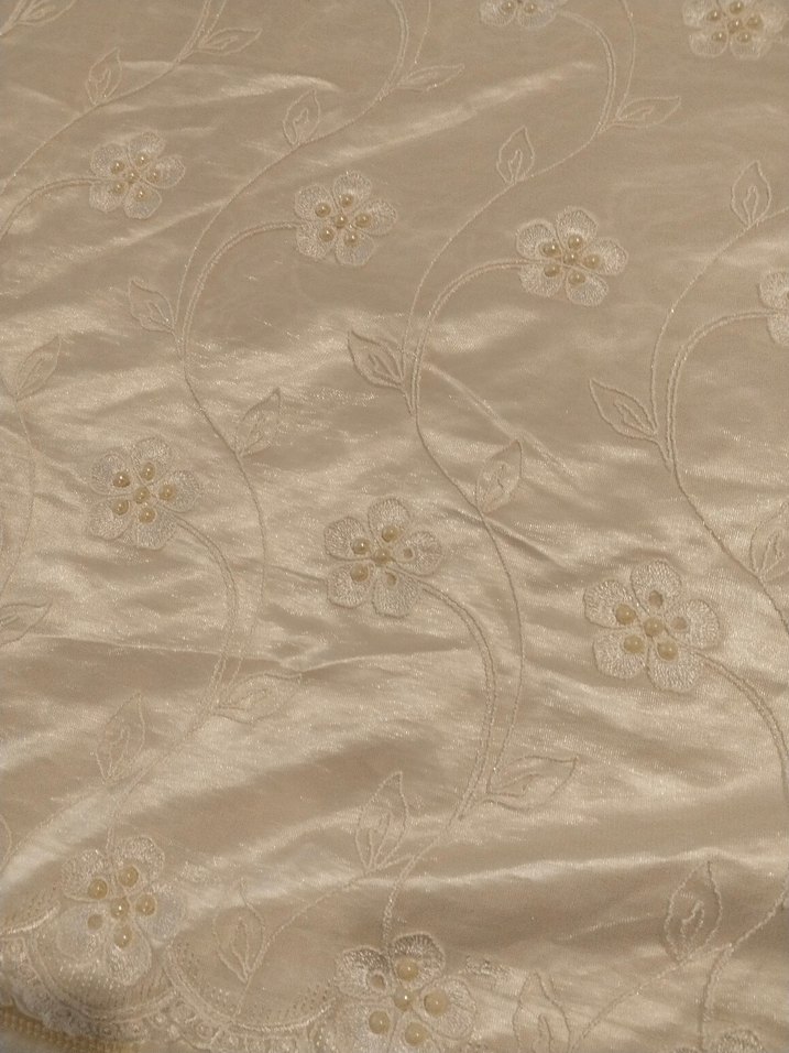 İşlemeli Parlak Beyaz Yatak Örtüsü - Görsel 2