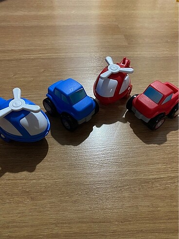  Oyuncak helikopter ve traktör