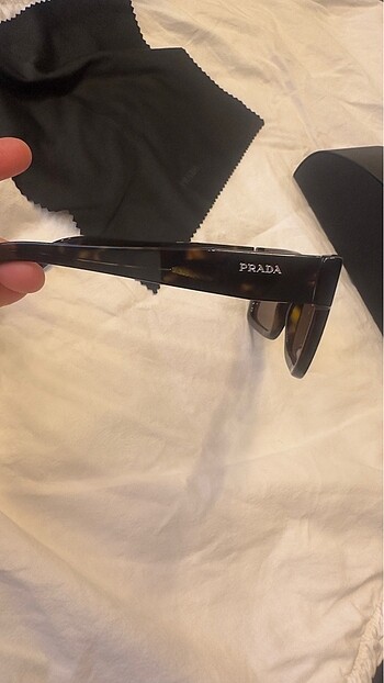Prada Prada kadın gözlük unisex modeldir erkeklere de uygun ürün çizik