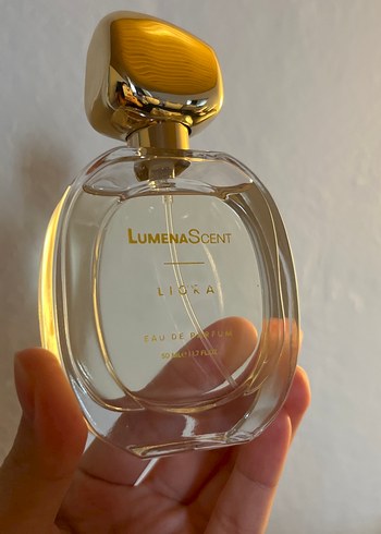 Altın Kapaklı Kadın Parfüm Şişesi - Görsel 2