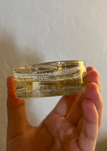 Altın Kapaklı Kadın Parfüm Şişesi - Görsel 3