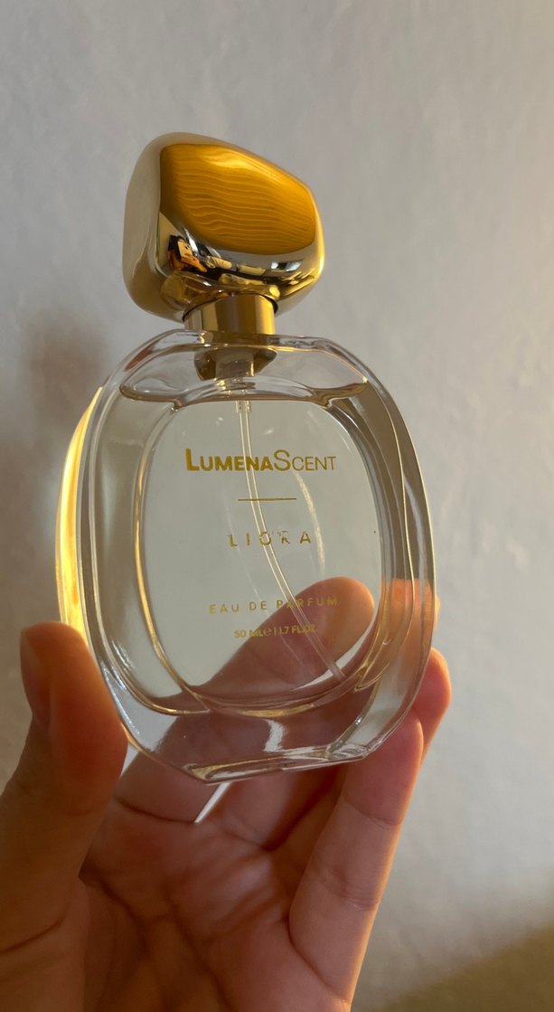 Altın Kapaklı Kadın Parfüm Şişesi - Görsel 2