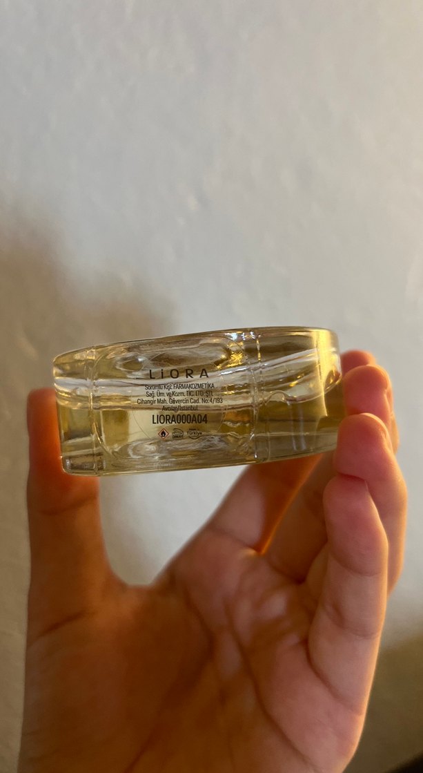 Altın Kapaklı Kadın Parfüm Şişesi - Görsel 3