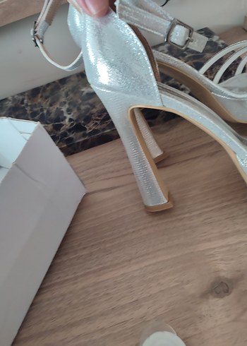 Beyaz Parlak Yılan Desenli Tokalı Stiletto Topuklu
