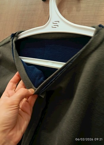 Haki dikiş detaylı tişört - Görsel 3