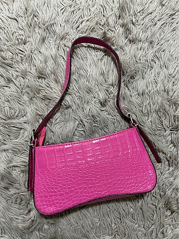Pembe çanta