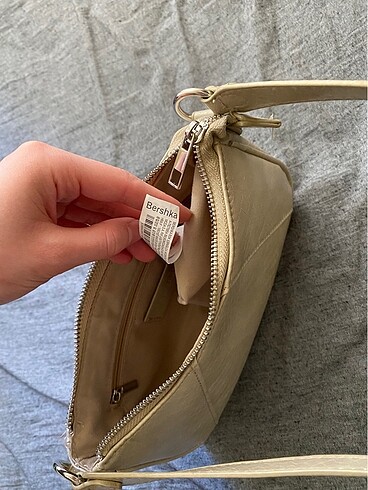  Beden bershka kol çantası