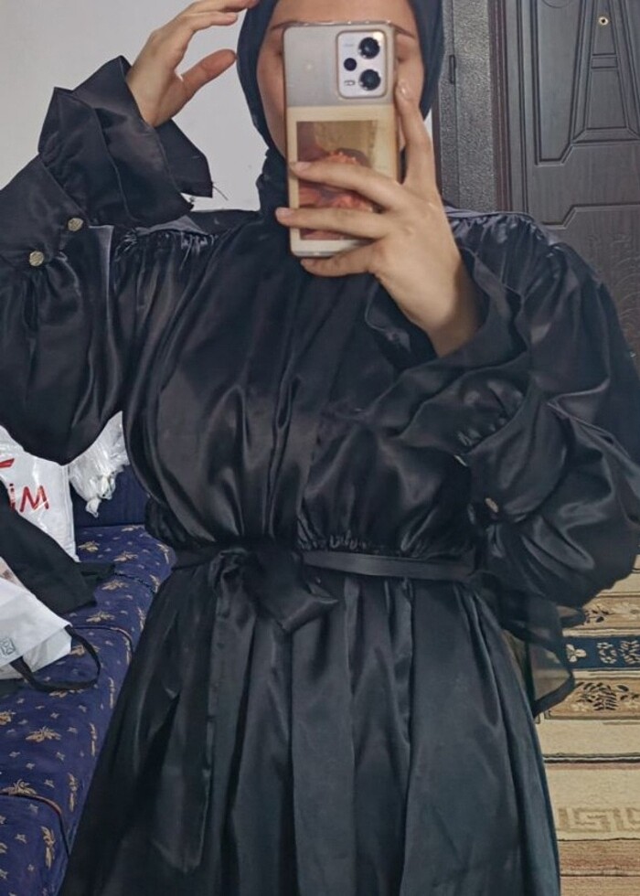 Siyah fırfırlı kol hakim yaka - Görsel 2