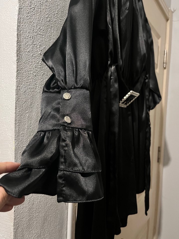 Siyah fırfırlı kol hakim yaka - Görsel 3