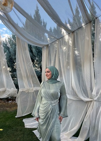 Satılıktır Bej Parlak Uzun Drapeli Kadın Abiye şalda dahil - Görsel 5