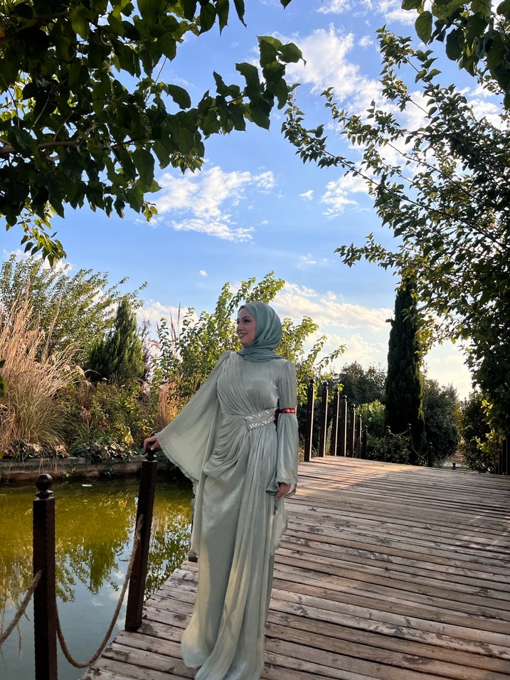 Satılıktır Bej Parlak Uzun Drapeli Kadın Abiye şalda dahil - Görsel 4