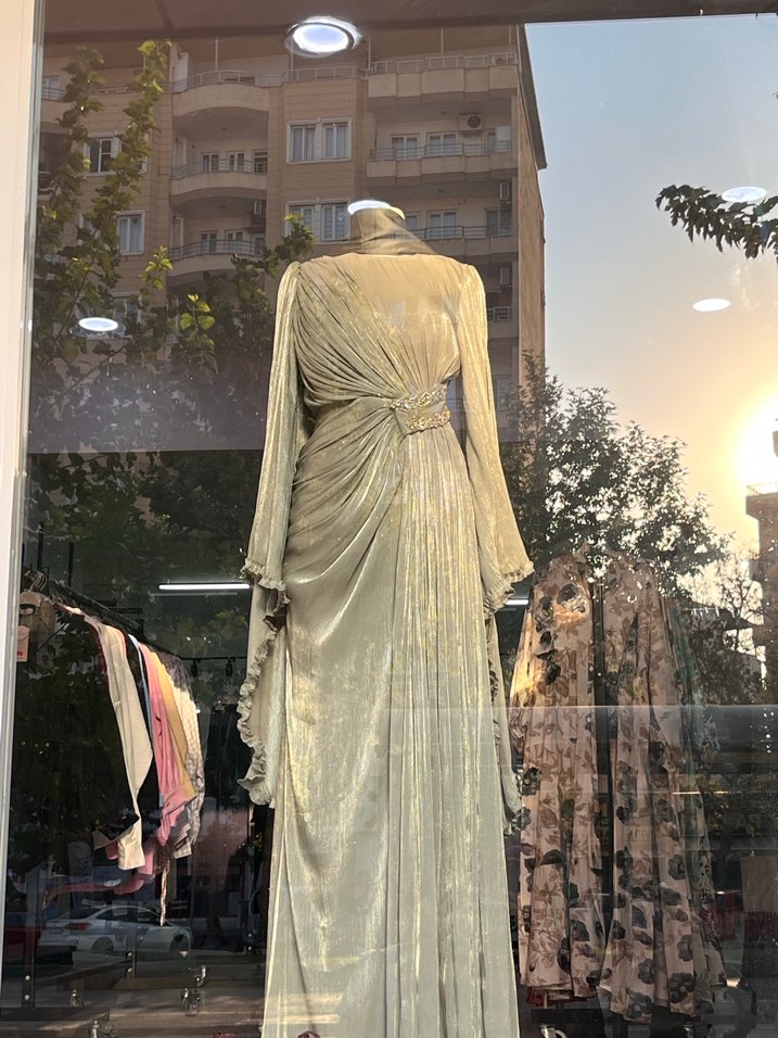 Satılıktır Bej Parlak Uzun Drapeli Kadın Abiye şalda dahil - Görsel 2