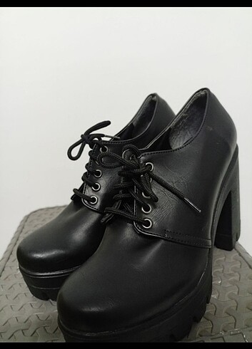 Siyah topuklu ayakkabı klasik model