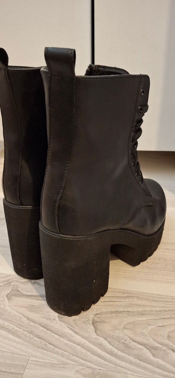 Siyah Deri Tokalı Gotik Topuklu Bot - Görsel 3