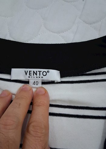 V Yaka Çizgili Kadın Tişört - Görsel 2