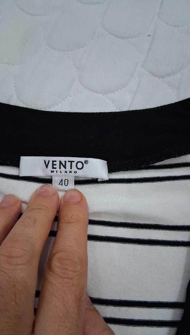 V Yaka Çizgili Kadın Tişört - Görsel 2