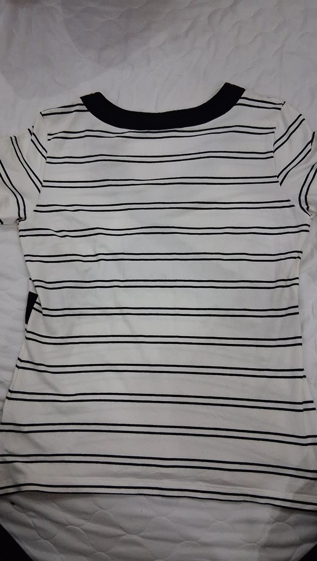 V Yaka Çizgili Kadın Tişört - Görsel 3