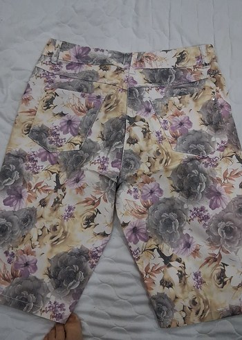 Çiçek Desenli Gri Kadın Bermuda Şort - Görsel 2