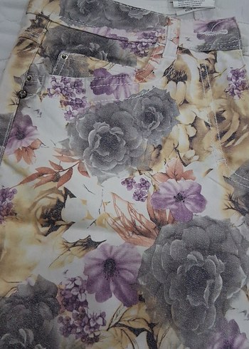 Çiçek Desenli Gri Kadın Bermuda Şort - Görsel 4