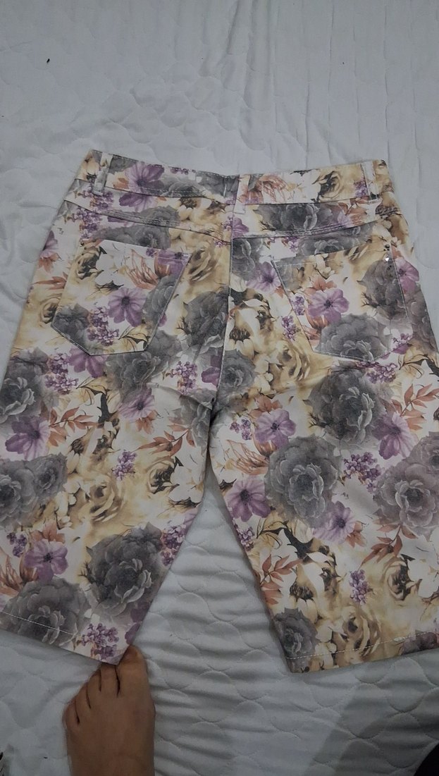 Çiçek Desenli Gri Kadın Bermuda Şort - Görsel 2