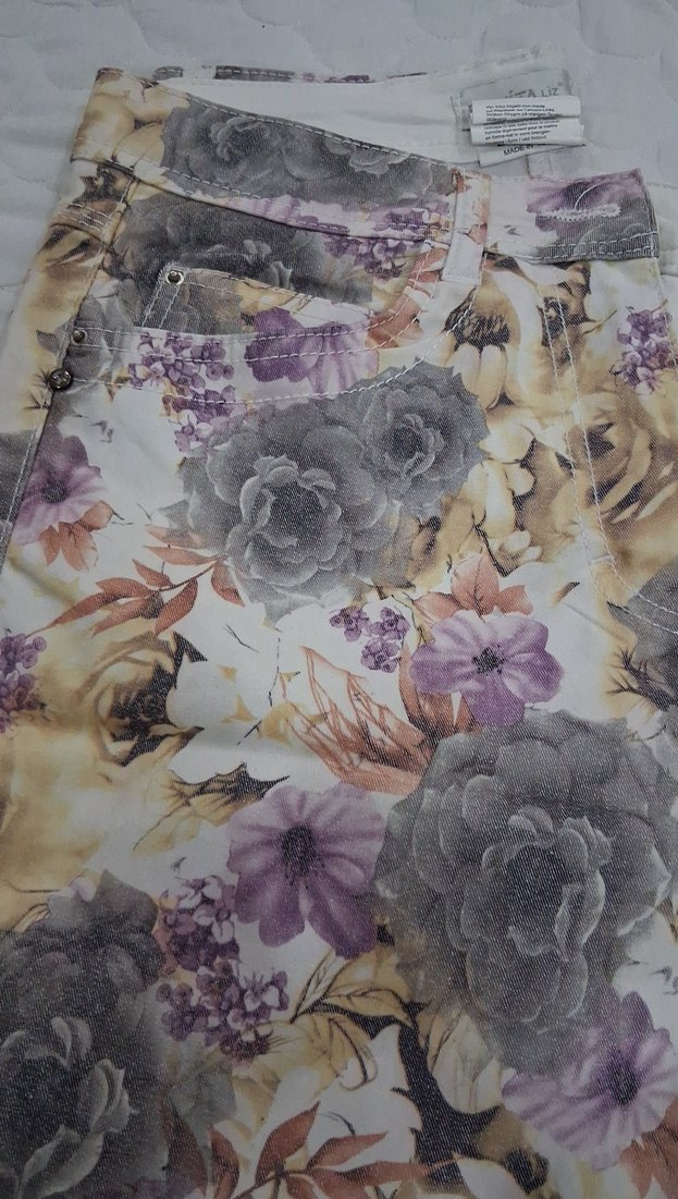 Çiçek Desenli Gri Kadın Bermuda Şort - Görsel 4