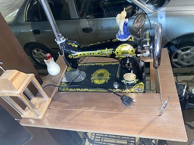 Eski dekorluk dikiş makinası