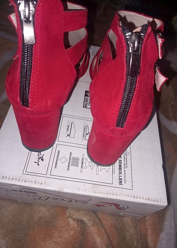 Kırmızı Süet Tokalı Kadın Topuklu Ayakkabı - Görsel 4