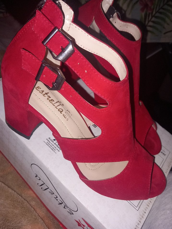 Kırmızı Süet Tokalı Kadın Topuklu Ayakkabı - Görsel 3