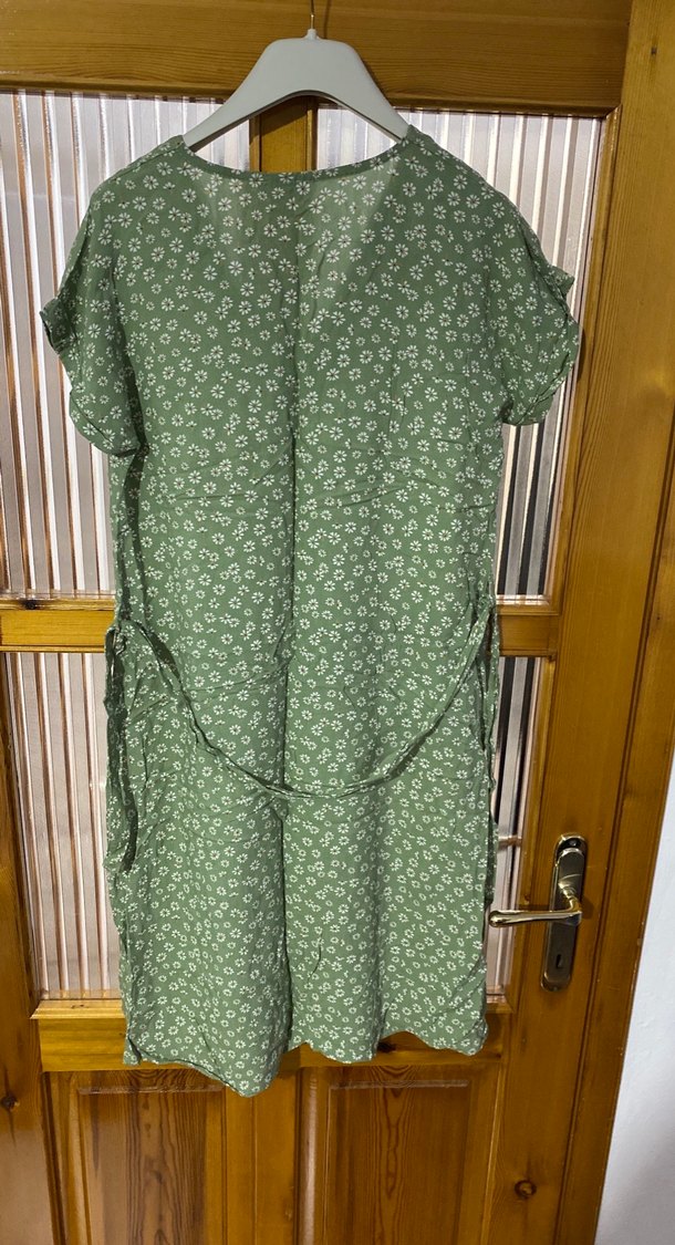 Düğme Detaylı V Yakalı Midi Boy Yeşil Elbise - Görsel 3