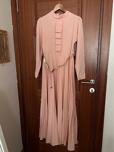 Açık pembe renkli elbise