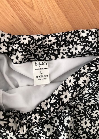 Çiçek Desenli Siyah Mini Etek - Görsel 3