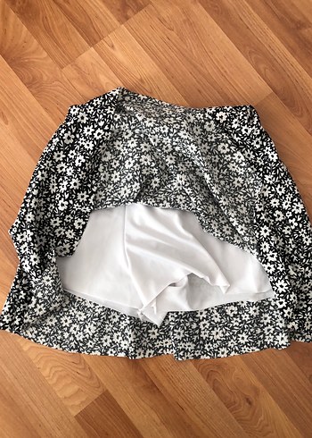 Çiçek Desenli Siyah Mini Etek - Görsel 2