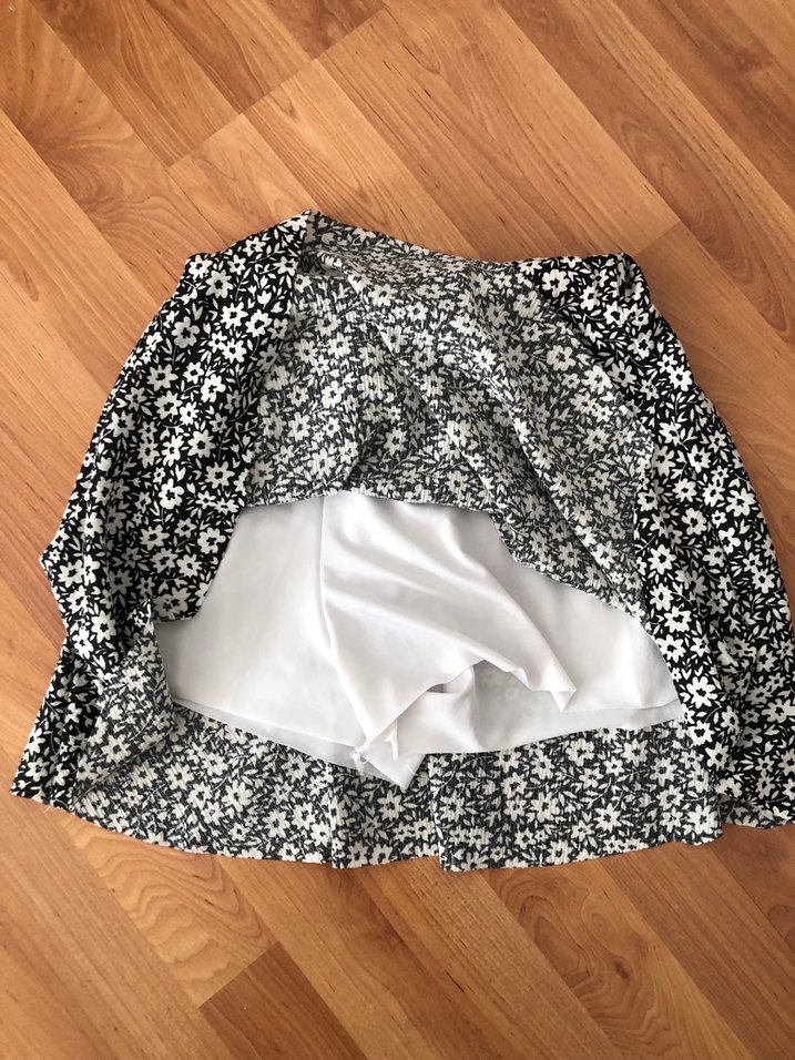 Çiçek Desenli Siyah Mini Etek - Görsel 2