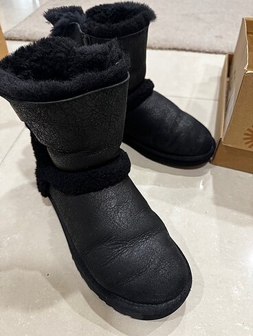 UGG Orjinal - Deri detaylı